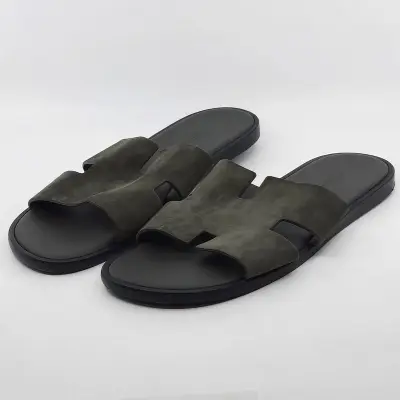 Paar slippers, maat 45, Hermès – kavel bij Domeinen Roerende Zaken, Groningen
