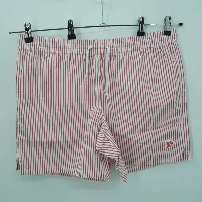Korte broek, maat 54, Louis Vuitton – kavel bij Domeinen Roerende Zaken, Groningen