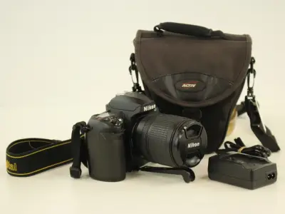 Nikon D100 digitale spiegelreflexcamera met lens en accessoires – kavel bij De Kringwinkel, Antwerpen