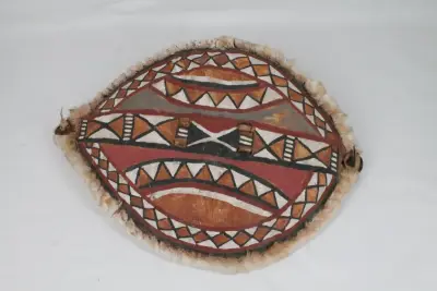 Traditioneel Maasai-schild – kavel bij De Kringwinkel, Brecht