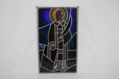 Glas-in-lood heilige Stefanus – kavel bij De Kringwinkel, Brecht