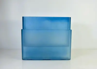 Kartell tijdschriftenhouder 4676 van Giotto Stoppino, blauw – kavel bij De Kringwinkel, Turnhout
