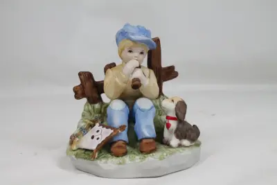 Vintage biscuit porseleinen beeldje: Zittende jongen – kavel bij De Kringwinkel, Brecht