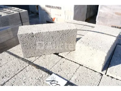 115 massieve blokken van 14 cm dik – kavel bij Auctelia, Paliseul