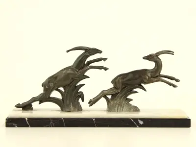 Art Deco bronzen herten op marmeren voetstuk – kavel bij De Kringwinkel, Antwerpen