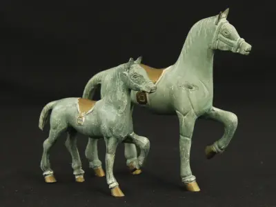 Set van 2 metalen paardenbeeldjes (Paard & Veulen) – Chinese stijl – kavel bij De Kringwinkel, Antwerpen