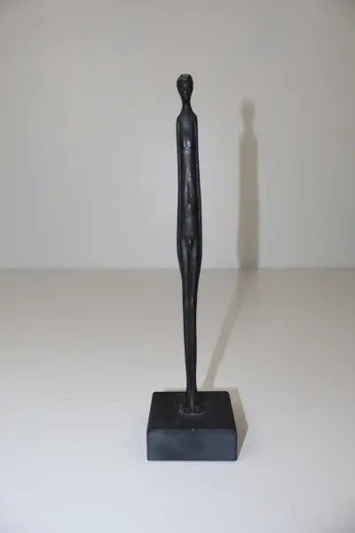 Decoratieve figuursculptuur met Simoncini-label – kavel bij De Kringwinkel, Izegem