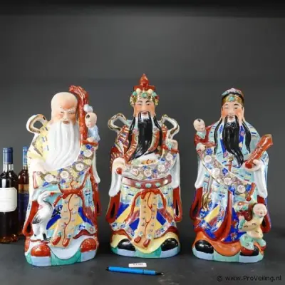 Grote handbeschilderde porseleinen beelden van de Chinese geluksgoden Fu, Lu en Shou – kavel bij ProVeiling, Wageningen
