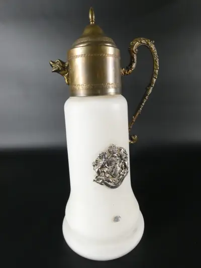 Italiaanse decoratieve melkglazen kruik met Saksisch wapenschild "Providentiae Memor", ca. 1960-1975 – kavel bij De Kringwinkel, Heverlee