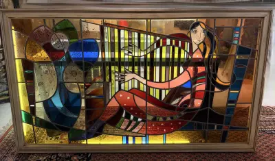 Glas-in-lood kunstwerk in lichtbak '' Vrouw met harp" door Cyriel Los – kavel bij De Kringwinkel, Dendermonde