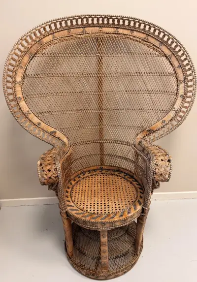 Rotan Pauwenstoel vintage – kavel bij De Kringwinkel, Dendermonde