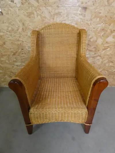 Rotan fauteuil met houten accenten – kavel bij De Kringwinkel, Diest