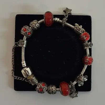 Bedelarmband met zilveren bedels – kavel bij De Kringwinkel, Aalst
