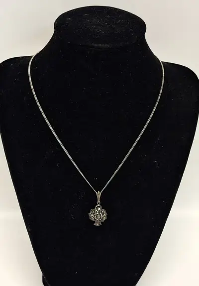 Ketting met zilveren hanger – kavel bij De Kringwinkel, Aalst
