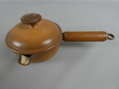 Le Creuset schenkpan met deksel – kavel bij De Kringwinkel, Diest