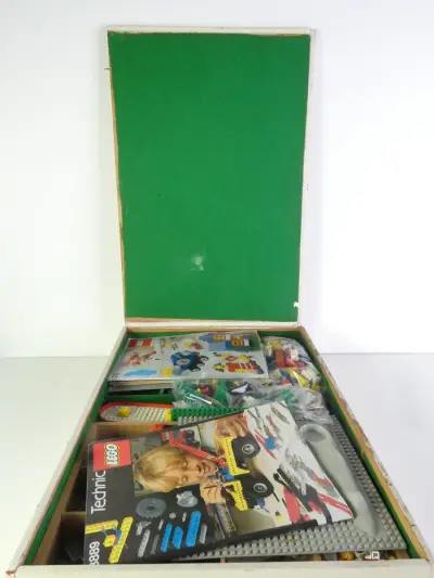 Houten Lego-opbergdoos met vakjes en gemengde Lego-onderdelen – kavel bij De Kringwinkel, Heverlee