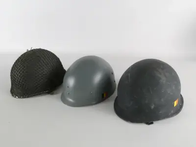 Set van 3 militaire helmen met Belgische vlag – kavel bij De Kringwinkel, Heverlee