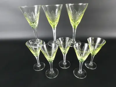 9 kristalglazen met uraniumglas (periode 1910-1930) – kavel bij De Kringwinkel, Heverlee