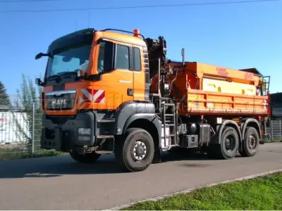 1 MAN - LKW Kipper off.Kasten – TGS 28.400 mit Hiab - Kran & Küpper Weisser Streuer – kavel bij Zoll-Auktion, Neu-Ulm