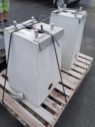 2 stuks Betonsokkel voor RVS Zuil – kavel bij Openbare Verkopen, Zedelgem