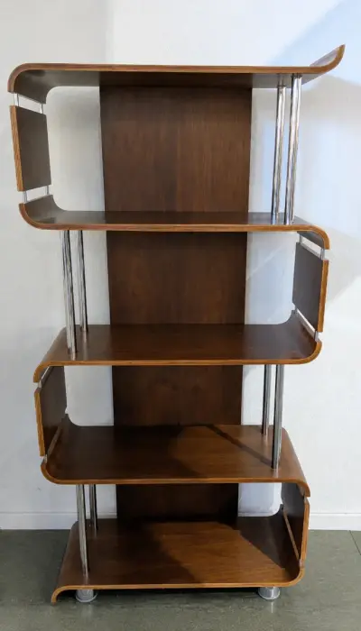 Helsinki hoge boekenkast van walnoothout – kavel bij De Kringwinkel, Sint-Niklaas