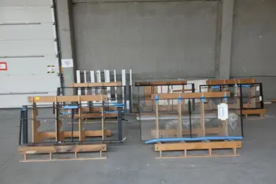 5x Stalen deur op 5x houten glasbok – kavel bij Openbare Verkopen, Ouwegem