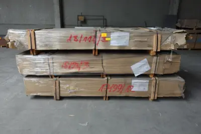 3x Pallet houten deurlijsten – kavel bij Openbare Verkopen, Ouwegem