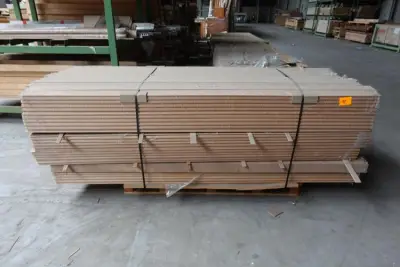 Pallet houten deurlijsten – kavel bij Openbare Verkopen, Ouwegem