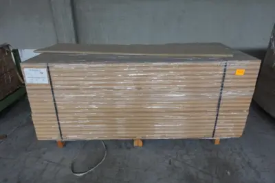 Pallet MDF deurkozijnen – kavel bij Openbare Verkopen, Ouwegem