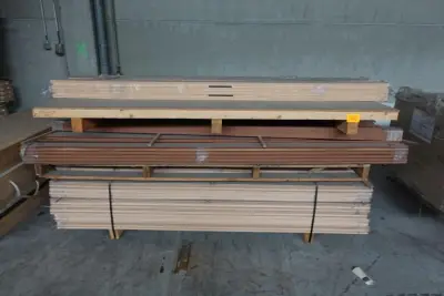 3x Pallet diverse houten deurlijsten – kavel bij Openbare Verkopen, Ouwegem