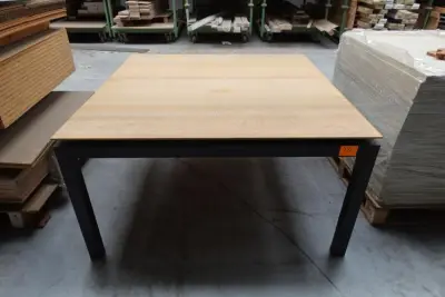 Metalen tafel – kavel bij Openbare Verkopen, Ouwegem