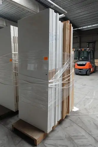 Houten deurhouder + inhoud – kavel bij Openbare Verkopen, Ouwegem