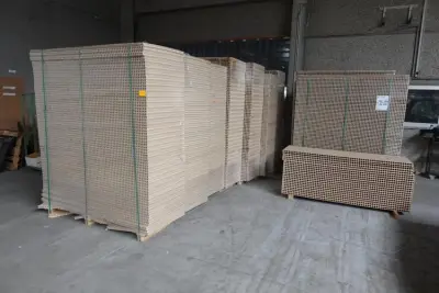 9x Pallet spaanplaat deurvulling – kavel bij Openbare Verkopen, Ouwegem