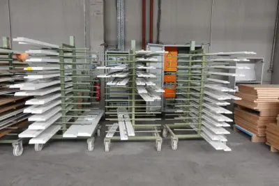 3x Metalen droogrek + inhoud – kavel bij Openbare Verkopen, Ouwegem