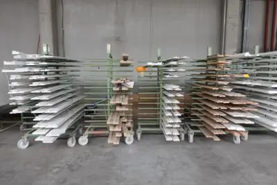 4x Metalen droogrek + inhoud – kavel bij Openbare Verkopen, Ouwegem
