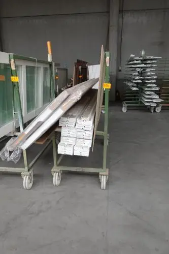 Verrijdbare metalen kar + inhoud – kavel bij Openbare Verkopen, Ouwegem