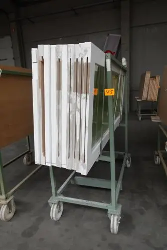 Verrijdbare metalen kar + inhoud – kavel bij Openbare Verkopen, Ouwegem