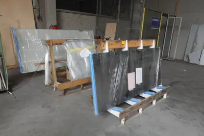 3x Houten glasbok + inhoud – kavel bij Openbare Verkopen, Ouwegem
