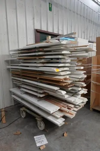 Metalen droogrek + inhoud – kavel bij Openbare Verkopen, Ouwegem