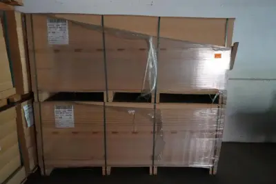 2x Pallet Egger – kavel bij Openbare Verkopen, Ouwegem
