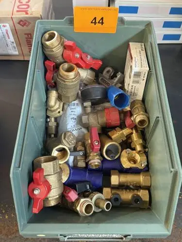 Bak diverse sanitair benodigdheden – kavel bij Openbare Verkopen, Vichte