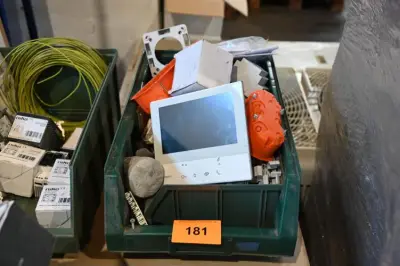 Bak diverse werkmateriaal – kavel bij Openbare Verkopen, Vichte