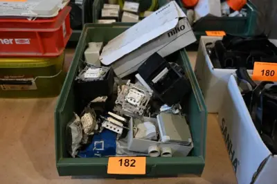 Bak diverse werkmateriaal – kavel bij Openbare Verkopen, Vichte