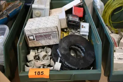 Bak diverse werkmateriaal – kavel bij Openbare Verkopen, Vichte