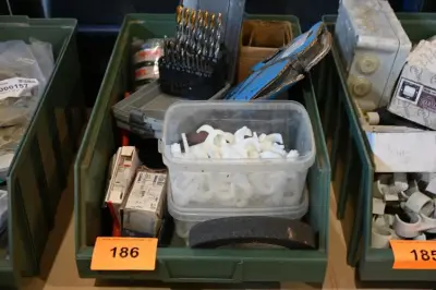 Bak diverse werkmateriaal – kavel bij Openbare Verkopen, Vichte