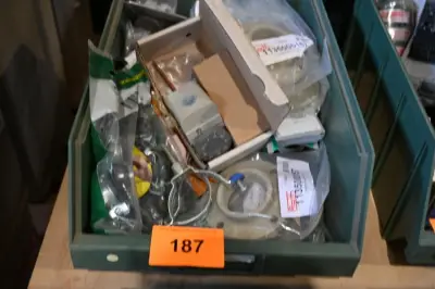 Bak diverse werkmateriaal – kavel bij Openbare Verkopen, Vichte