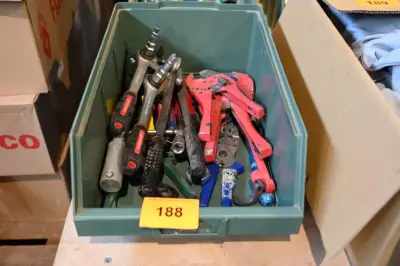 Bak diverse werkmateriaal – kavel bij Openbare Verkopen, Vichte