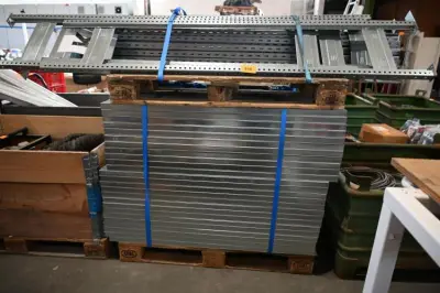 Metalen magazijnrekje – kavel bij Openbare Verkopen, Vichte