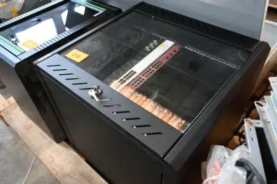 Serverkast met gigabit switch, cisco router,… – kavel bij Openbare Verkopen, Vichte