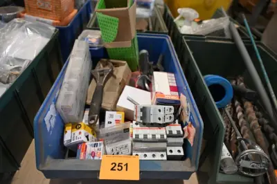 Bak diverse werkmateriaal – kavel bij Openbare Verkopen, Vichte